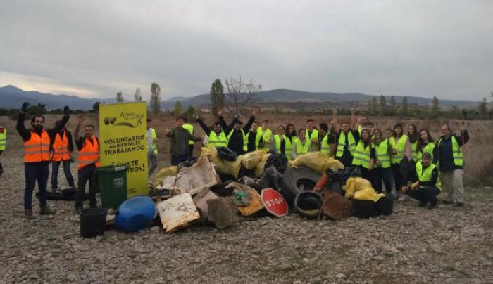 Limpieza de residuos en las riberas del río Oja